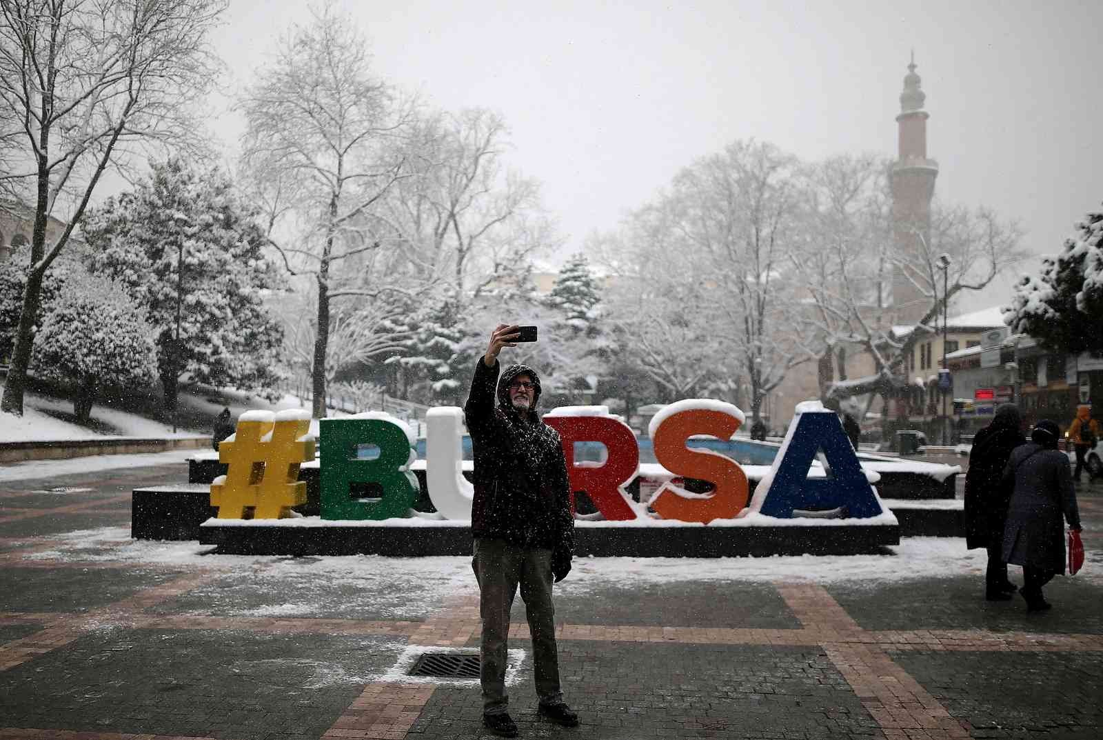 Bursa şehir merkezinde kar yağışı etkili oluyor. Bursa’da dün akşam saatlerinde başlayan kar yağışı etkisini sürdürüyor. Bursa şehir merkezinde ...