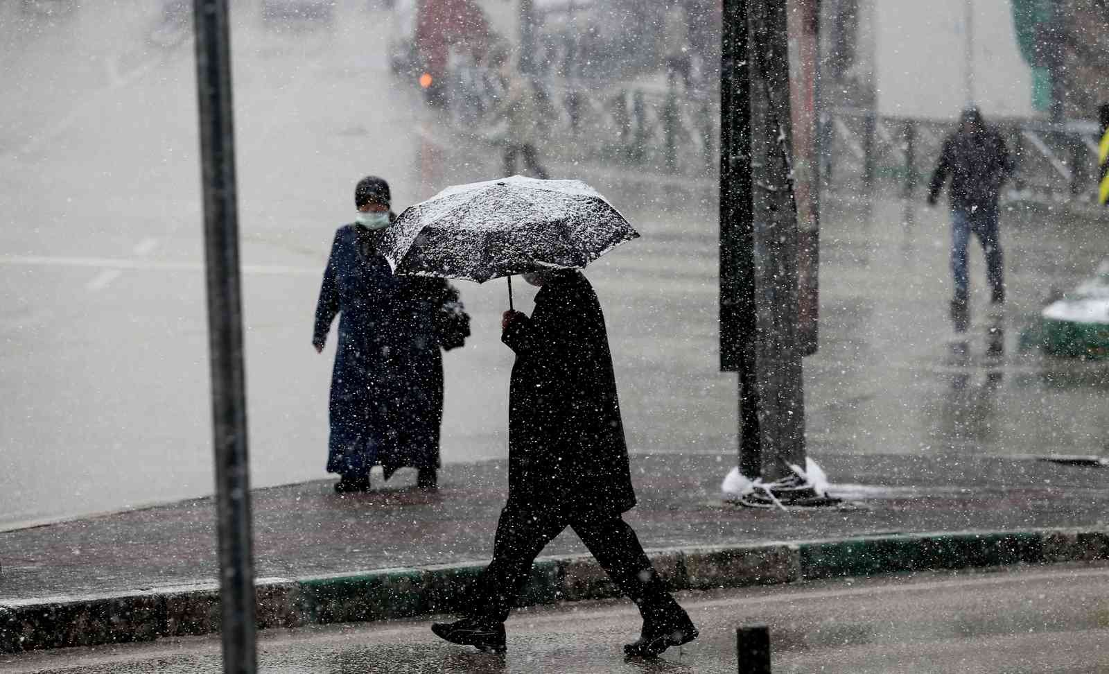 Bursa şehir merkezinde kar yağışı etkili oluyor. Bursa’da dün akşam saatlerinde başlayan kar yağışı etkisini sürdürüyor. Bursa şehir merkezinde ...