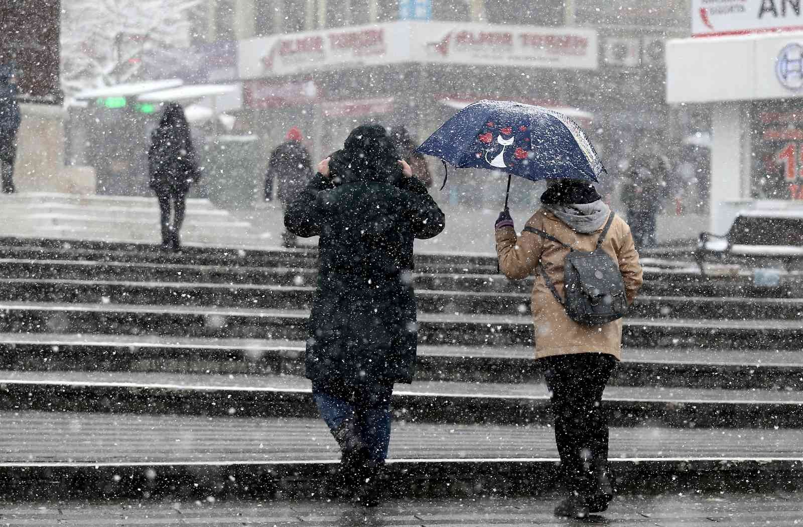 Bursa şehir merkezinde kar yağışı etkili oluyor. Bursa’da dün akşam saatlerinde başlayan kar yağışı etkisini sürdürüyor. Bursa şehir merkezinde ...