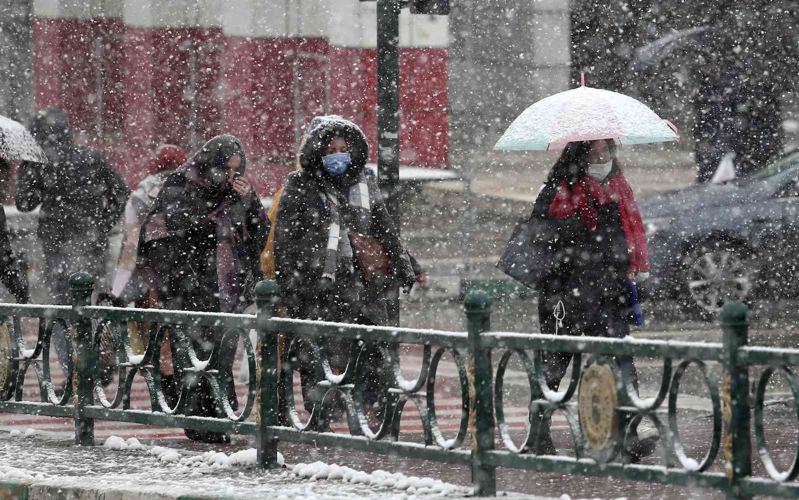 Bursa şehir merkezinde kar yağışı etkili oluyor. Bursa’da dün akşam saatlerinde başlayan kar yağışı etkisini sürdürüyor. Bursa şehir merkezinde ...