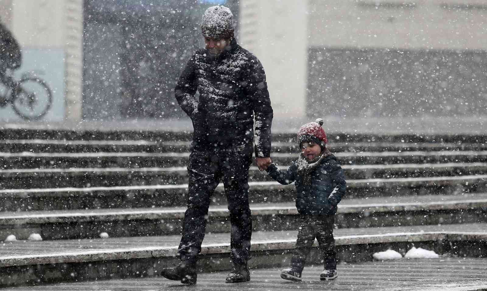 Bursa şehir merkezinde kar yağışı etkili oluyor. Bursa’da dün akşam saatlerinde başlayan kar yağışı etkisini sürdürüyor. Bursa şehir merkezinde ...