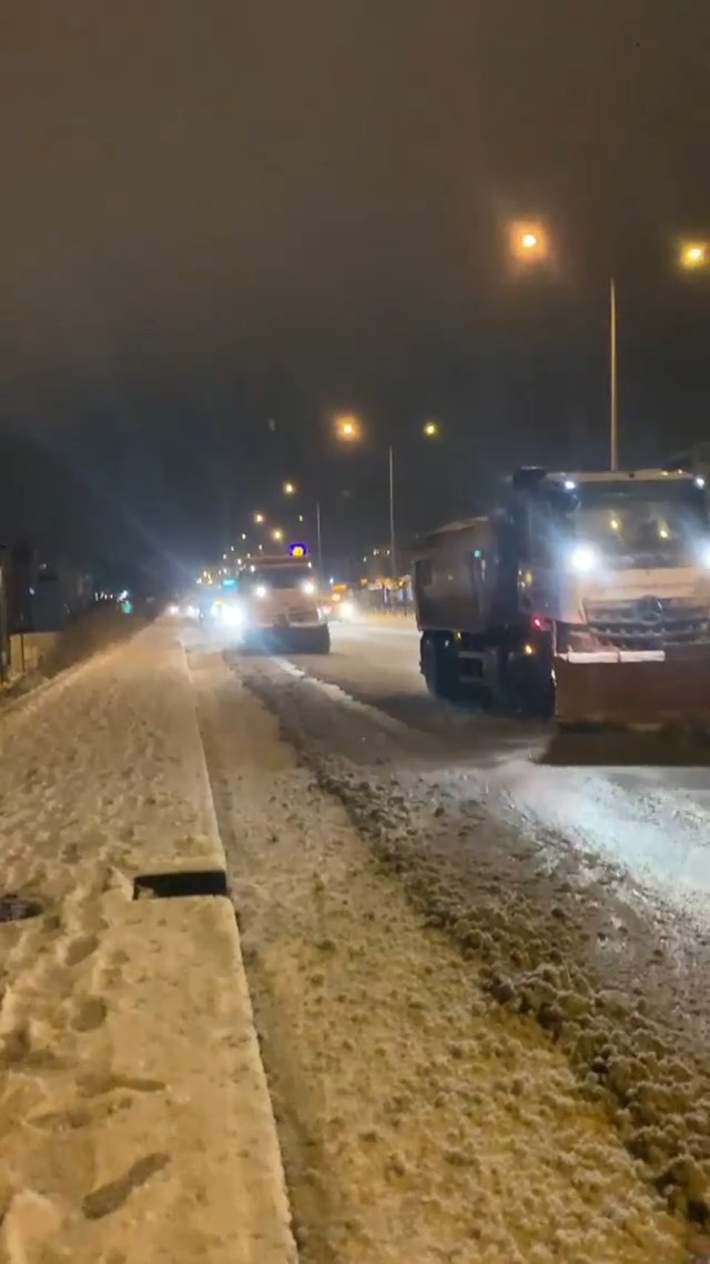 Bursa’da karlı havada bazı vatandaşlar zor anlar yaşarken, bazı vatandaşlar ise kar yağışını eğlenceye dönüştürdü. Marmara Bölgesi’ni etkisi ...