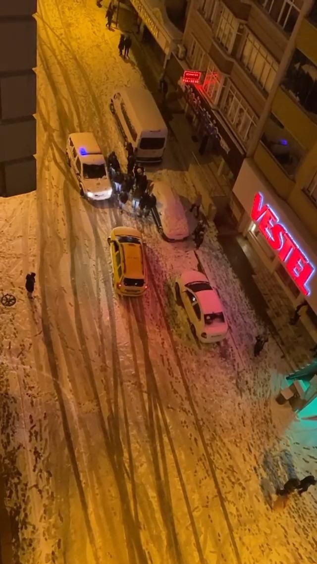 Bursa’da karlı havada bazı vatandaşlar zor anlar yaşarken, bazı vatandaşlar ise kar yağışını eğlenceye dönüştürdü. Marmara Bölgesi’ni etkisi ...