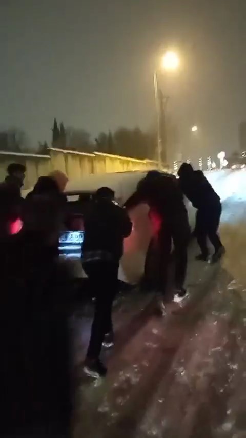 Bursa’da karlı havada bazı vatandaşlar zor anlar yaşarken, bazı vatandaşlar ise kar yağışını eğlenceye dönüştürdü. Marmara Bölgesi’ni etkisi ...