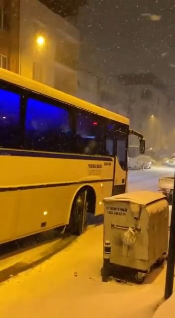 Bursa’da karlı havada bazı vatandaşlar zor anlar yaşarken, bazı vatandaşlar ise kar yağışını eğlenceye dönüştürdü. Marmara Bölgesi’ni etkisi ...