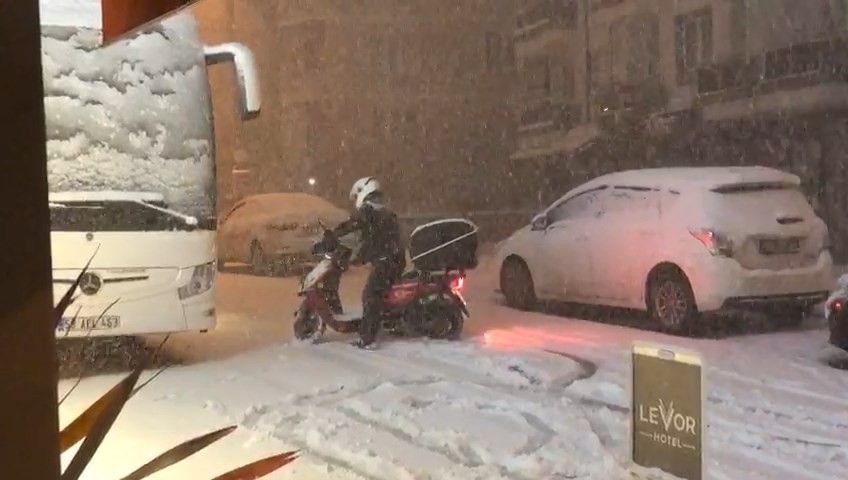 Bursa’da etkili olan kar yağışına hazırlıksız yakalanan sürücüler zor anlar yaşadı. Meteoroloji Genel Müdürlüğü’nün uyarılanın ardından etkisini ...