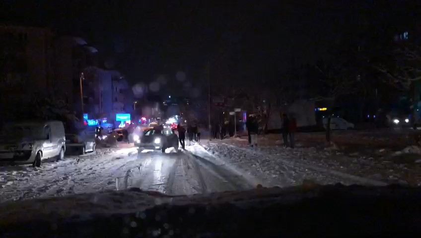 Bursa’da etkili olan kar yağışına hazırlıksız yakalanan sürücüler zor anlar yaşadı. Meteoroloji Genel Müdürlüğü’nün uyarılanın ardından etkisini ...