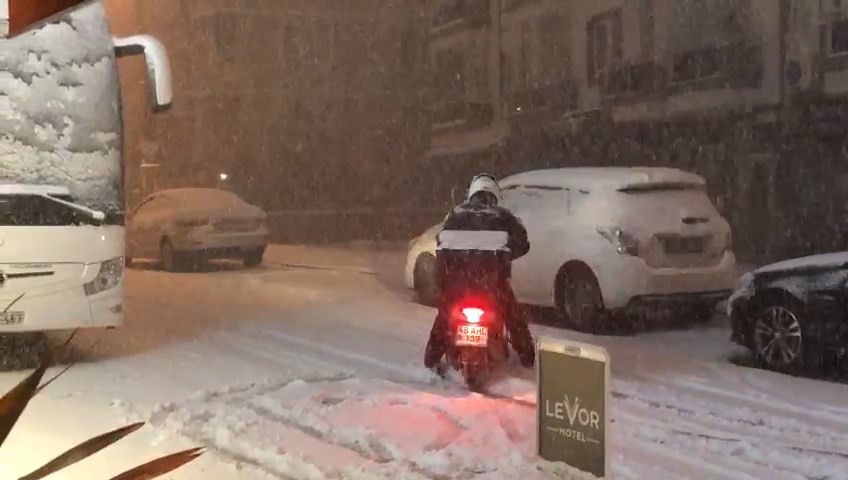 Bursa’da etkili olan kar yağışına hazırlıksız yakalanan sürücüler zor anlar yaşadı. Meteoroloji Genel Müdürlüğü’nün uyarılanın ardından etkisini ...