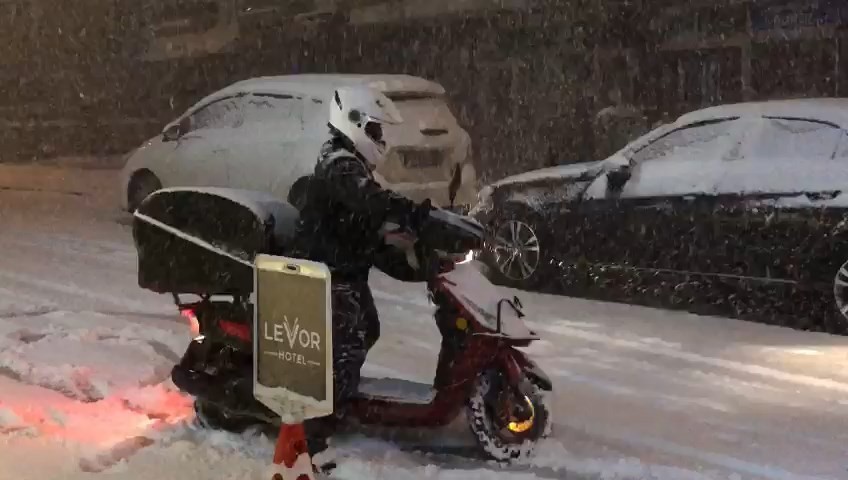 Bursa’da etkili olan kar yağışına hazırlıksız yakalanan sürücüler zor anlar yaşadı. Meteoroloji Genel Müdürlüğü’nün uyarılanın ardından etkisini ...