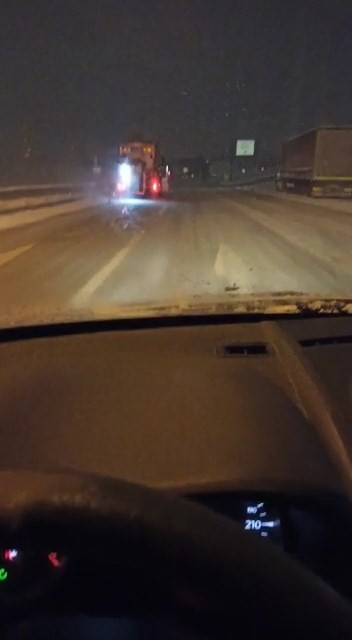 Bursa’da etkili olan kar yağışına hazırlıksız yakalanan sürücüler zor anlar yaşadı. Meteoroloji Genel Müdürlüğü’nün uyarılanın ardından etkisini ...