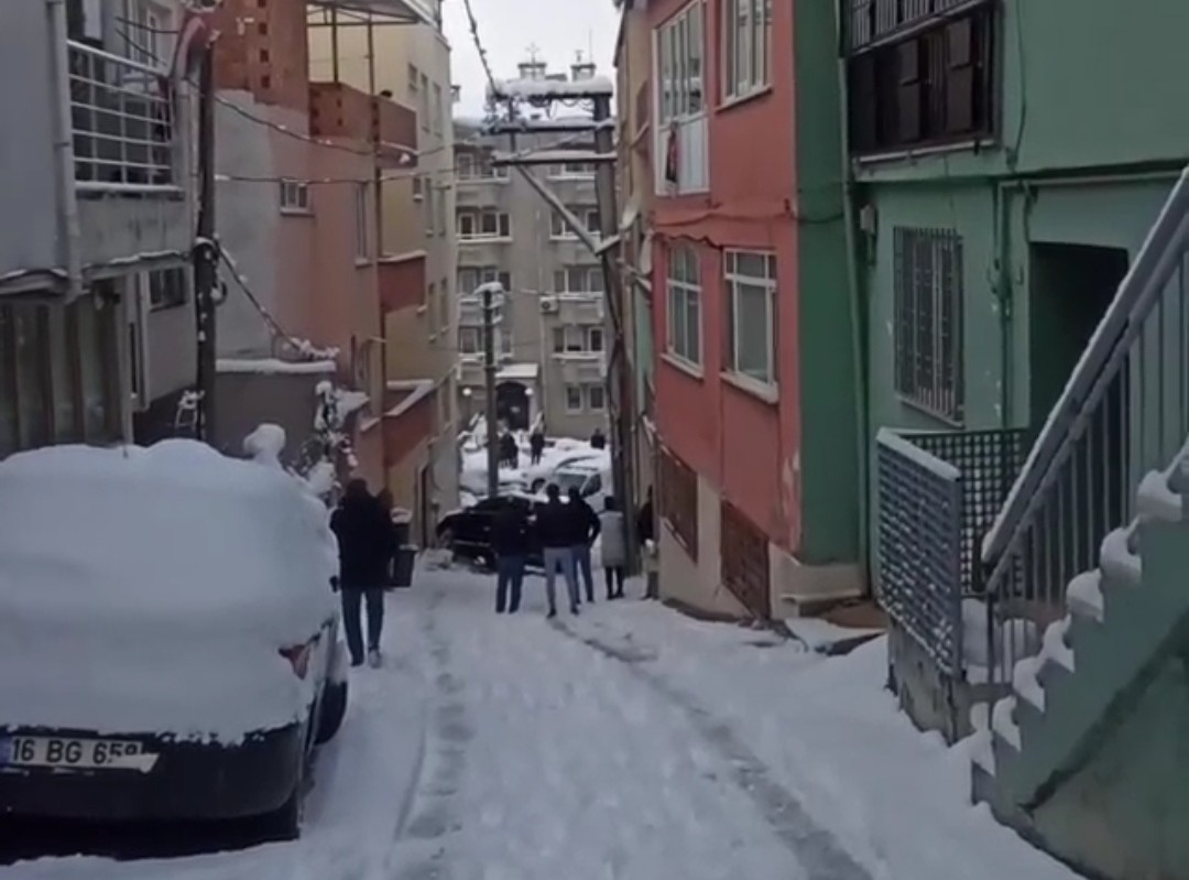 Bursa’da kar yağışı sonrası kayan araç doğalgaz kutusunu yerinden söktü. Olay, dün sabah saatlerinde merkez Osmangazi ilçesi Mollaarap Mahallesi ...