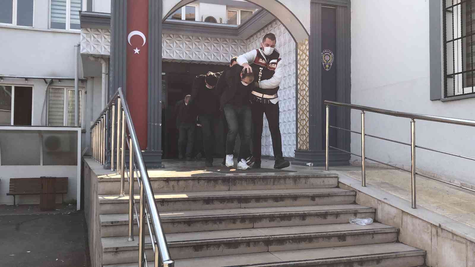 Bursa’da farklı zamanlarda mazgal ve rögar kapağı çalan iki hırsız yakayı ele verdi. Operasyon sonrası hurdacıda gözaltına alındı. Bursa’nın ...