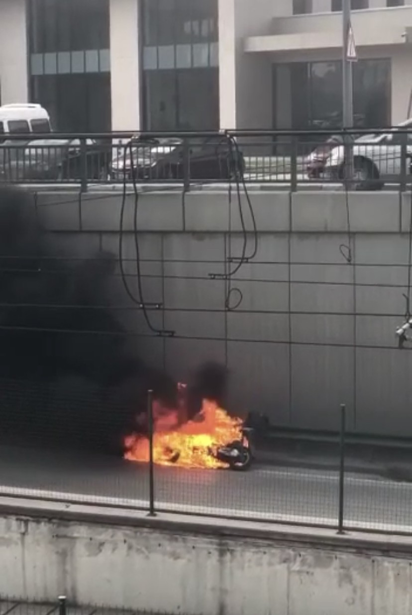 Bursa’da seyir halindeki bir kuryeye ait motosiklet bir anda alev aldı. Şoför motosikleti bırakıp izlemekle yetindi. Motosiklet alev topuna ...