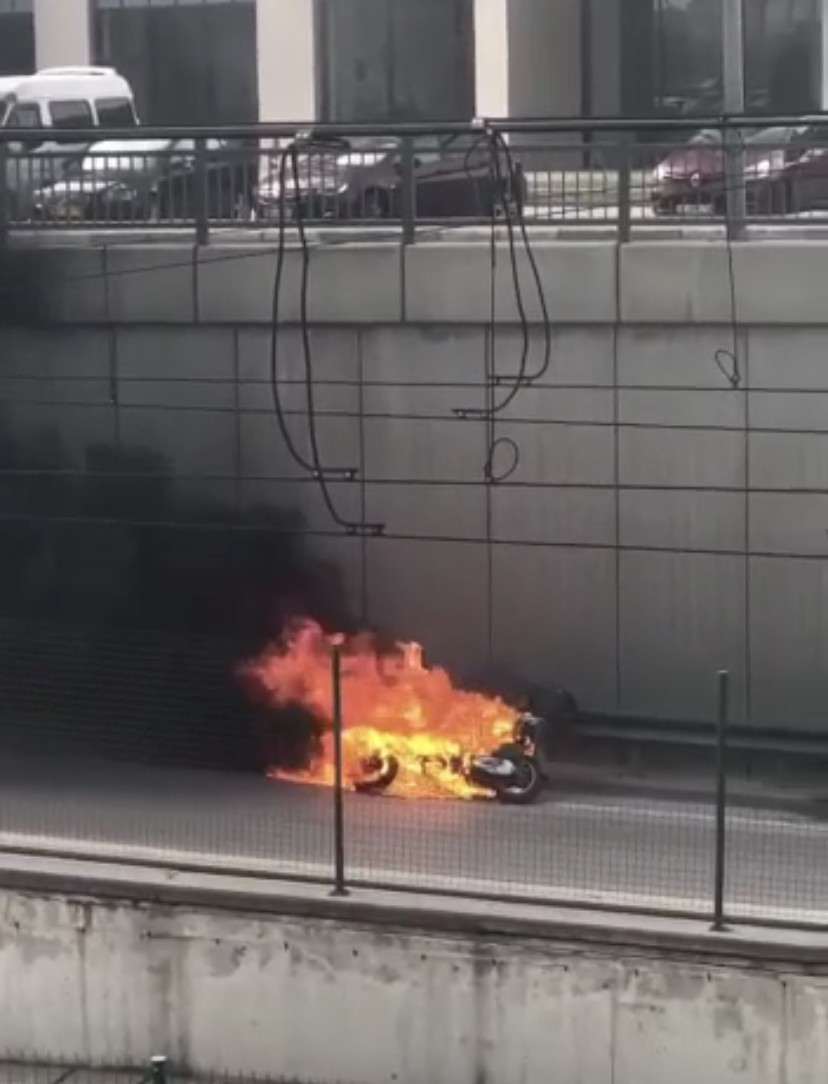 Bursa’da seyir halindeki bir kuryeye ait motosiklet bir anda alev aldı. Şoför motosikleti bırakıp izlemekle yetindi. Motosiklet alev topuna ...