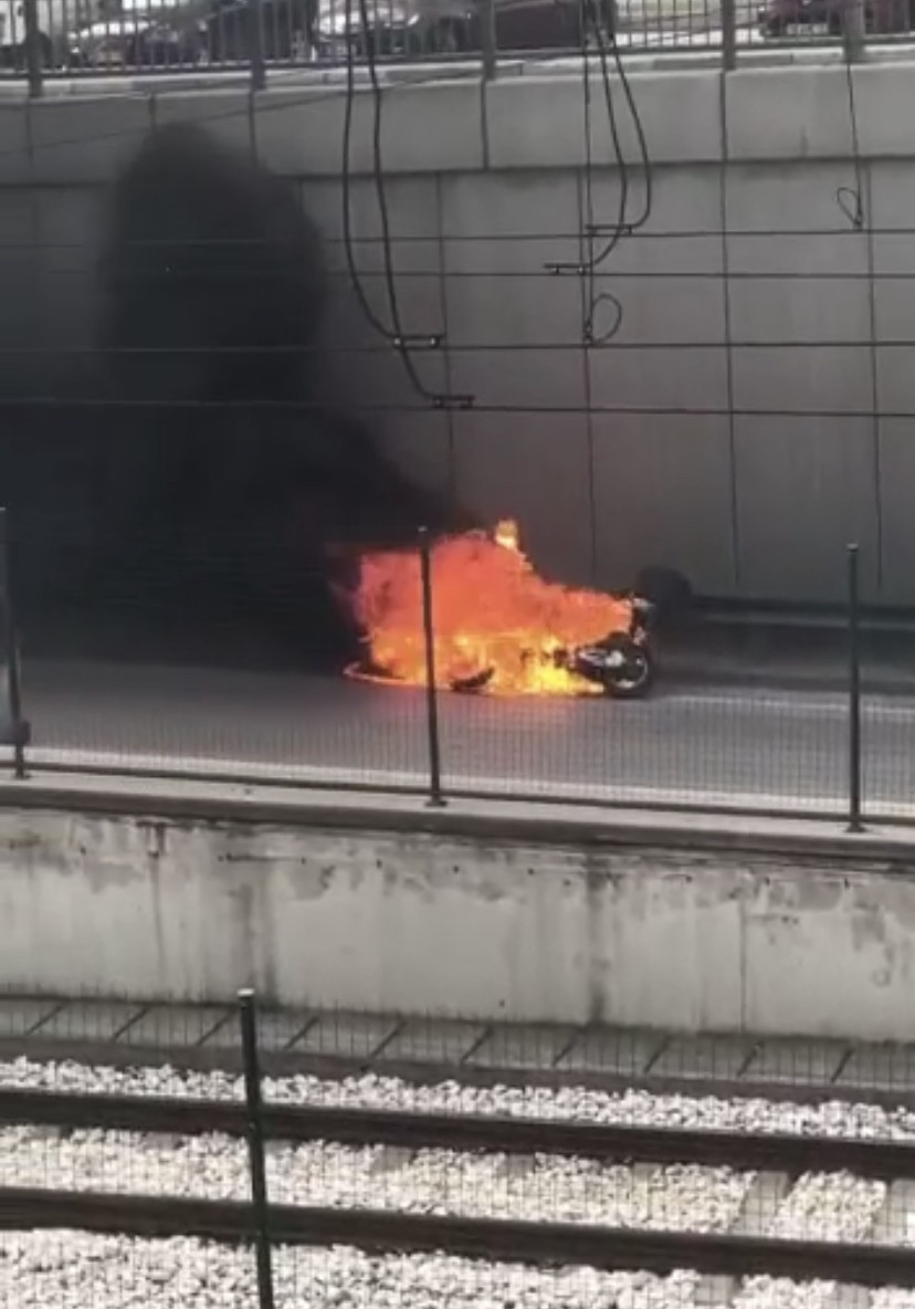 Bursa’da seyir halindeki bir kuryeye ait motosiklet bir anda alev aldı. Şoför motosikleti bırakıp izlemekle yetindi. Motosiklet alev topuna ...