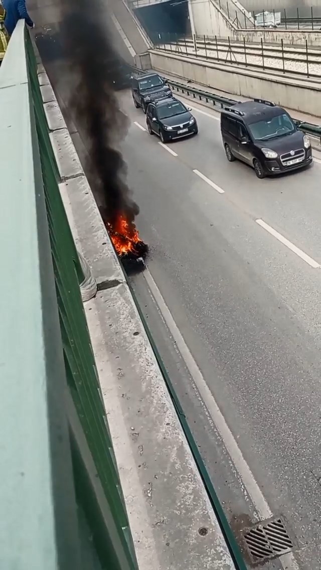 Bursa’da seyir halindeki bir kuryeye ait motosiklet bir anda alev aldı. Şoför motosikleti bırakıp izlemekle yetindi. Motosiklet alev topuna ...