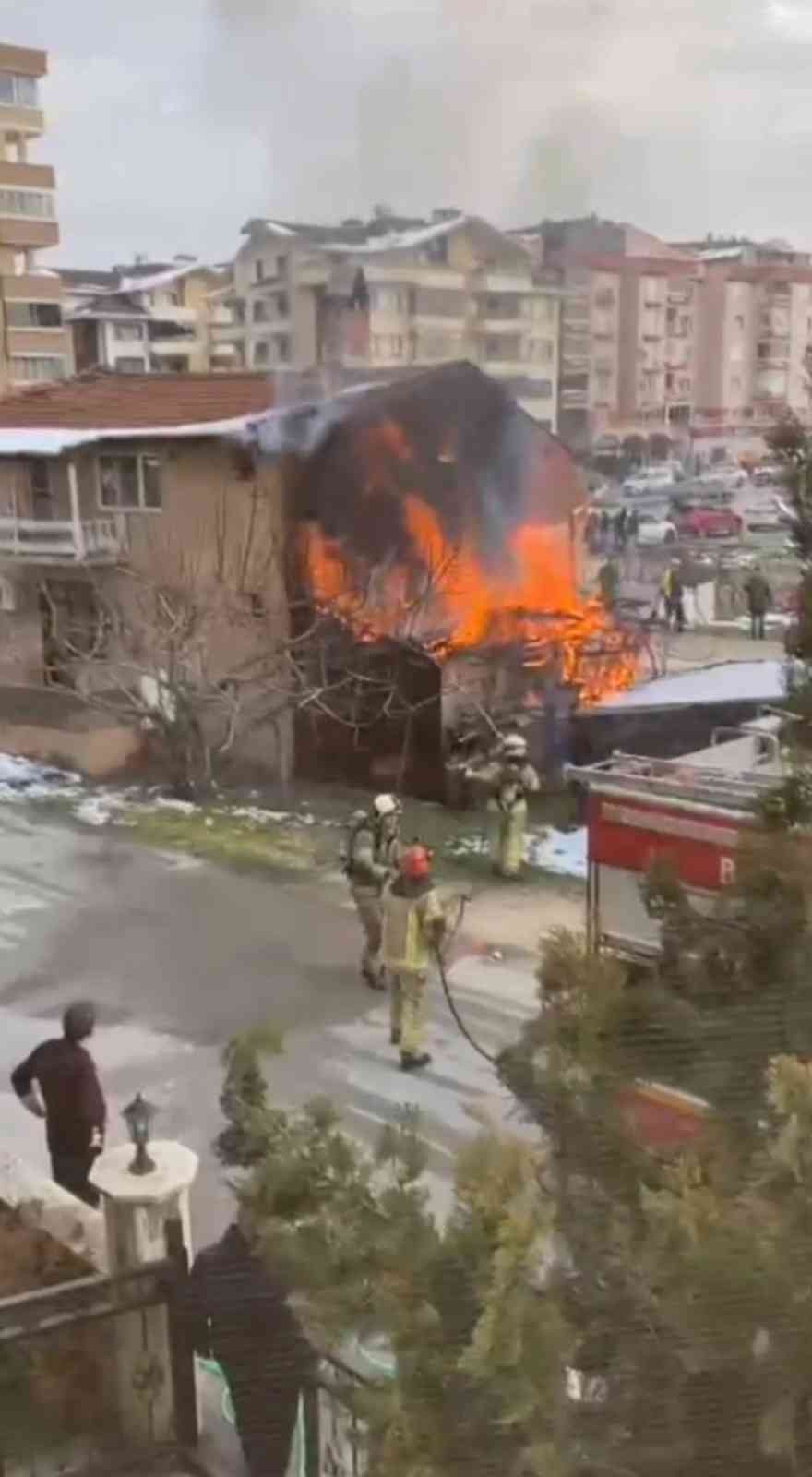 Bursa’da odunluk olarak kullanılan ahşap depoda çıkan yangın sokak sakinlerine korku dolu anlar yaşattı. Olay, merkez Nilüfer ilçesi Özlüce ...