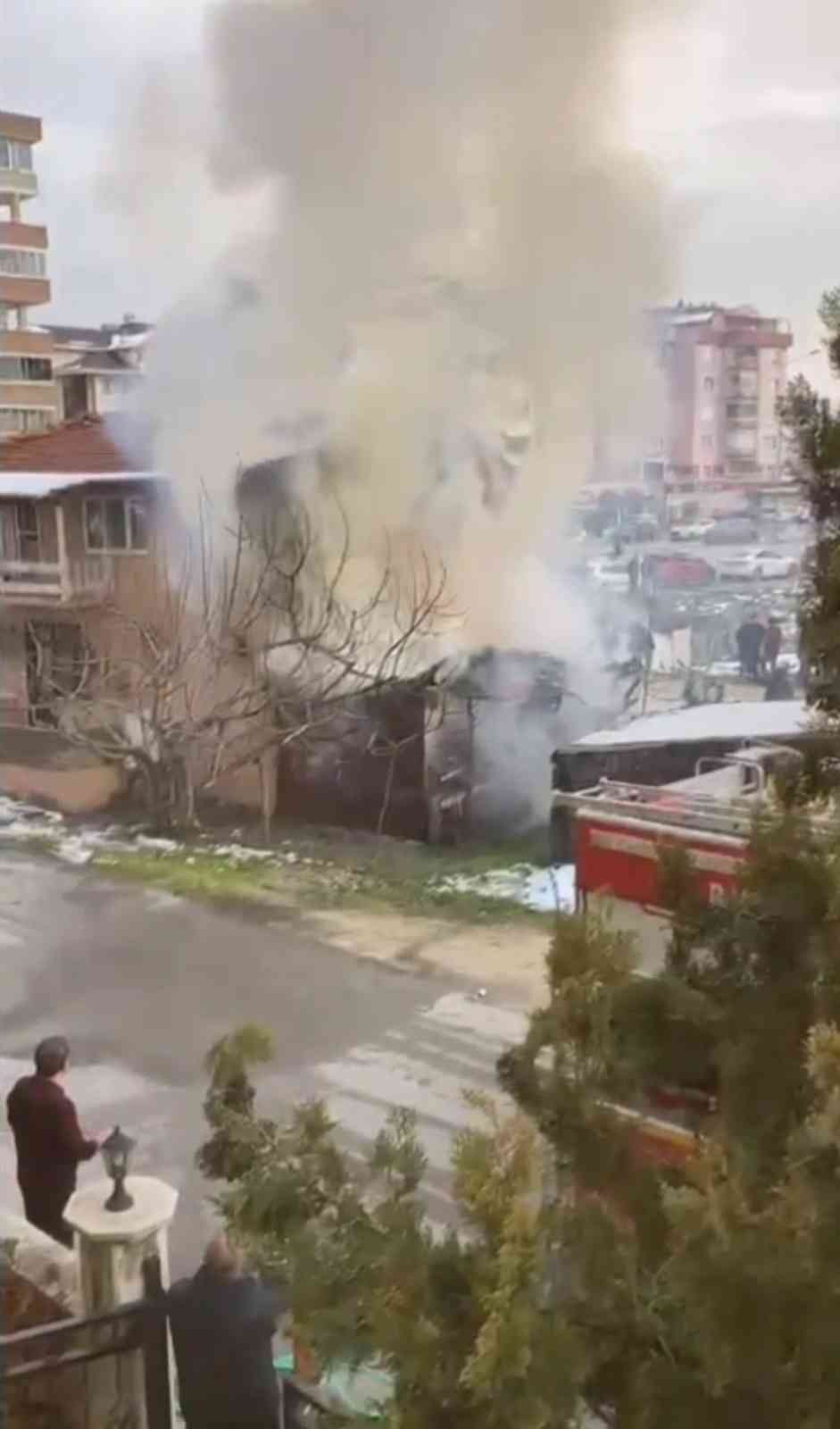 Bursa’da odunluk olarak kullanılan ahşap depoda çıkan yangın sokak sakinlerine korku dolu anlar yaşattı. Olay, merkez Nilüfer ilçesi Özlüce ...