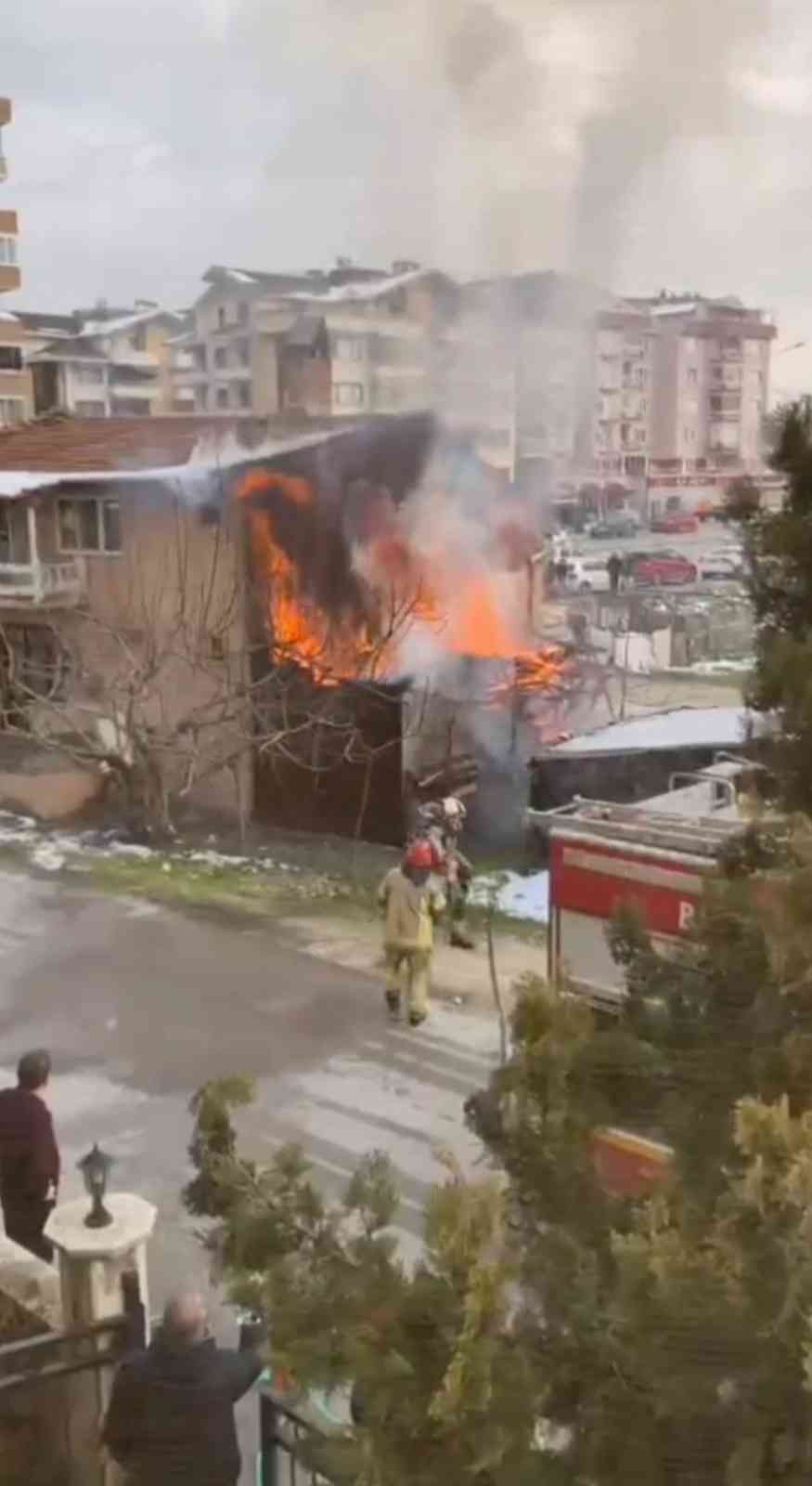 Bursa’da odunluk olarak kullanılan ahşap depoda çıkan yangın sokak sakinlerine korku dolu anlar yaşattı. Olay, merkez Nilüfer ilçesi Özlüce ...