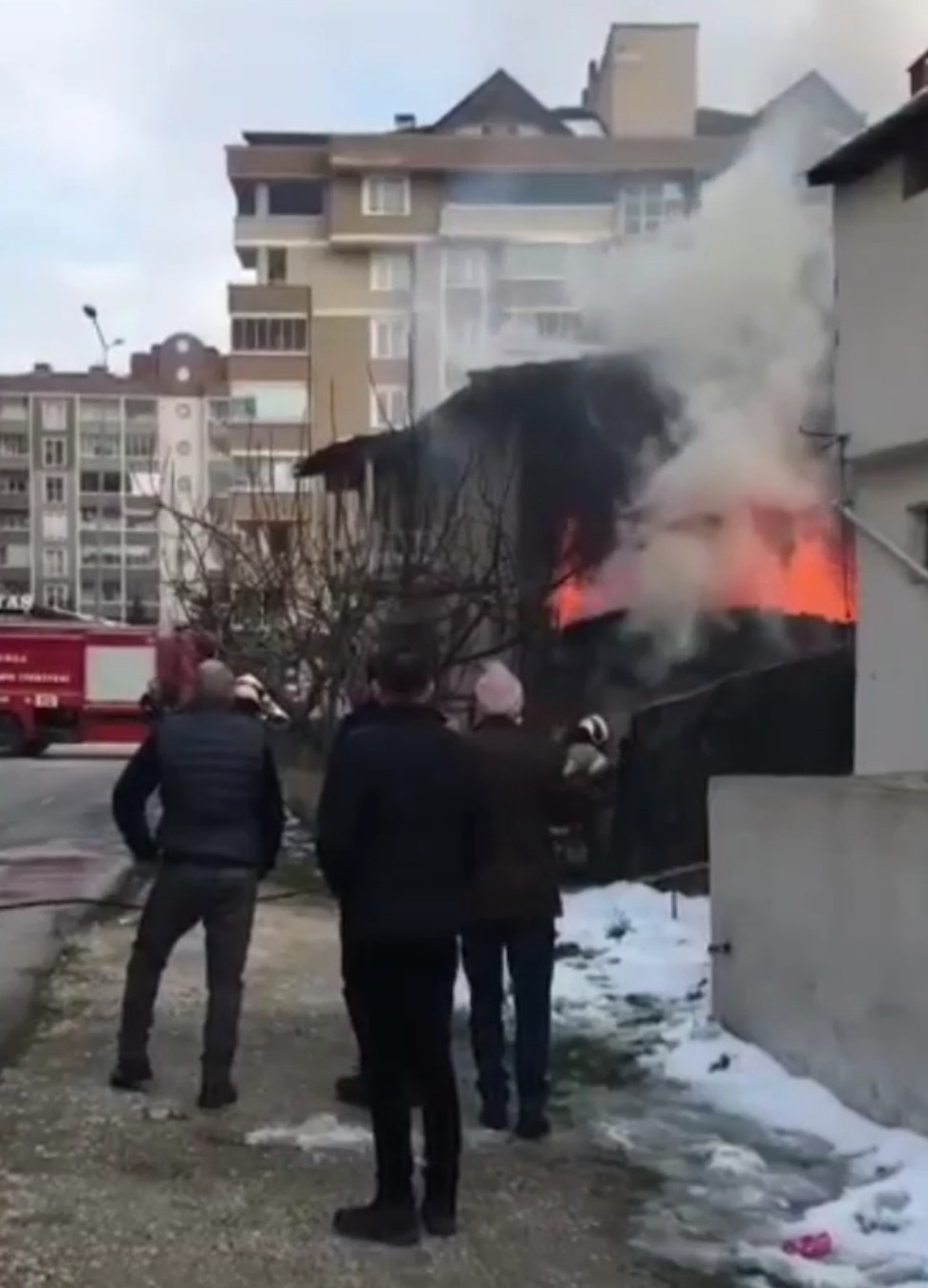 Bursa’da odunluk olarak kullanılan ahşap depoda çıkan yangın sokak sakinlerine korku dolu anlar yaşattı. Olay, merkez Nilüfer ilçesi Özlüce ...