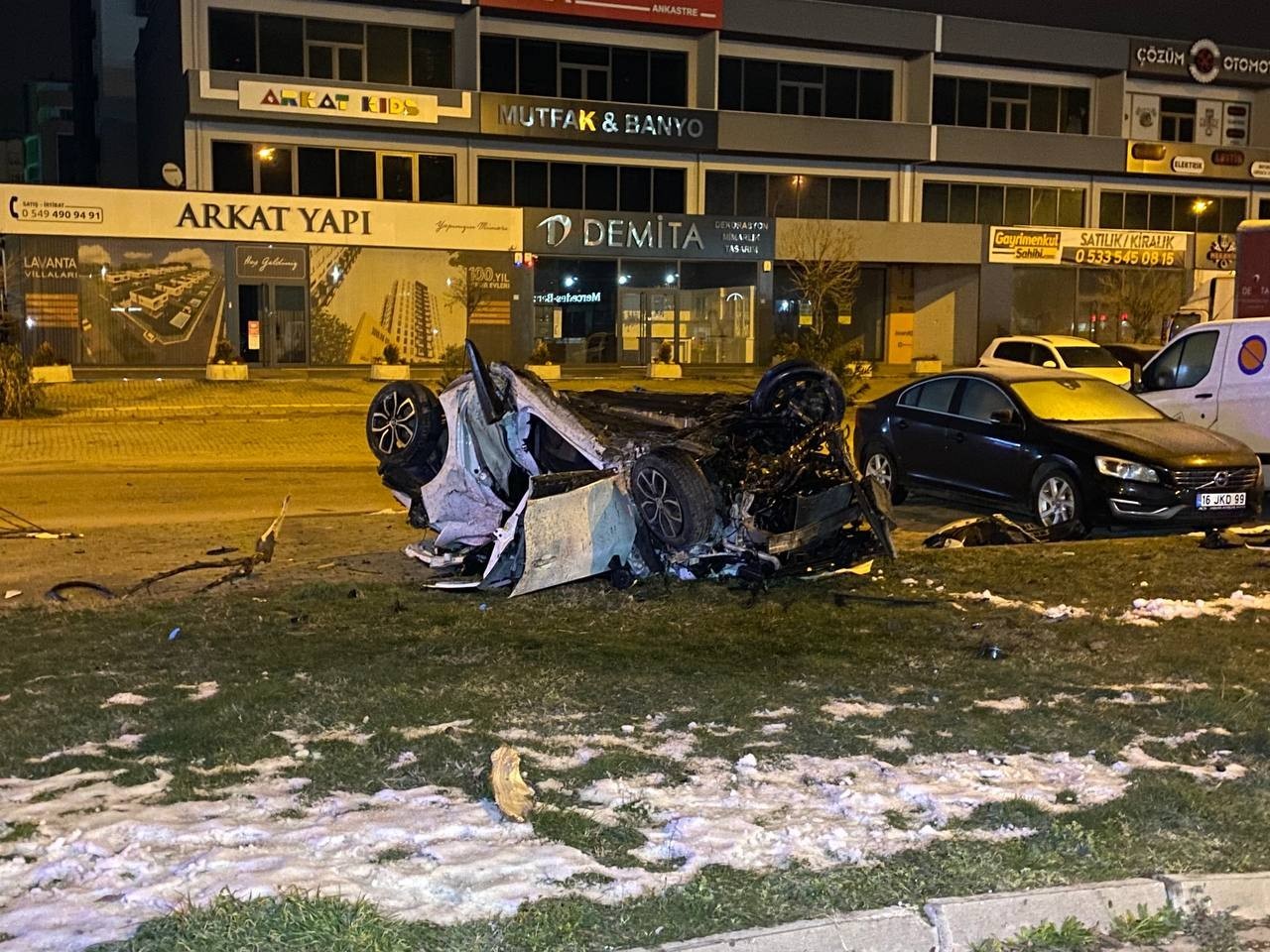 Bursa’da otomobil sürücüsünün kontrolünden çıkarak yol kenarındaki ağaçları devirdikten sonra 50 metre boyunca taklalar attı. Otomobilde bulunan ...