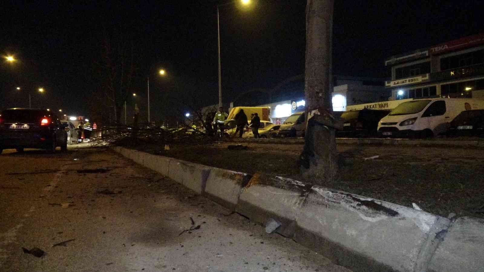 Bursa’da otomobil sürücüsünün kontrolünden çıkarak yol kenarındaki ağaçları devirdikten sonra 50 metre boyunca taklalar attı. Otomobilde bulunan ...