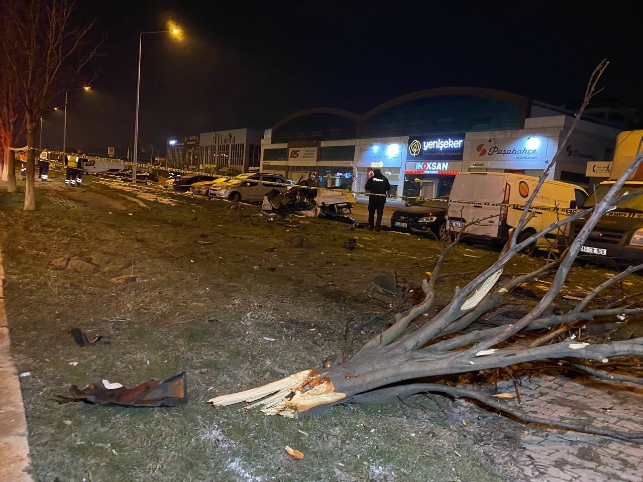 Bursa’da otomobil sürücüsünün kontrolünden çıkarak yol kenarındaki ağaçları devirdikten sonra 50 metre boyunca taklalar attı. Otomobilde bulunan ...