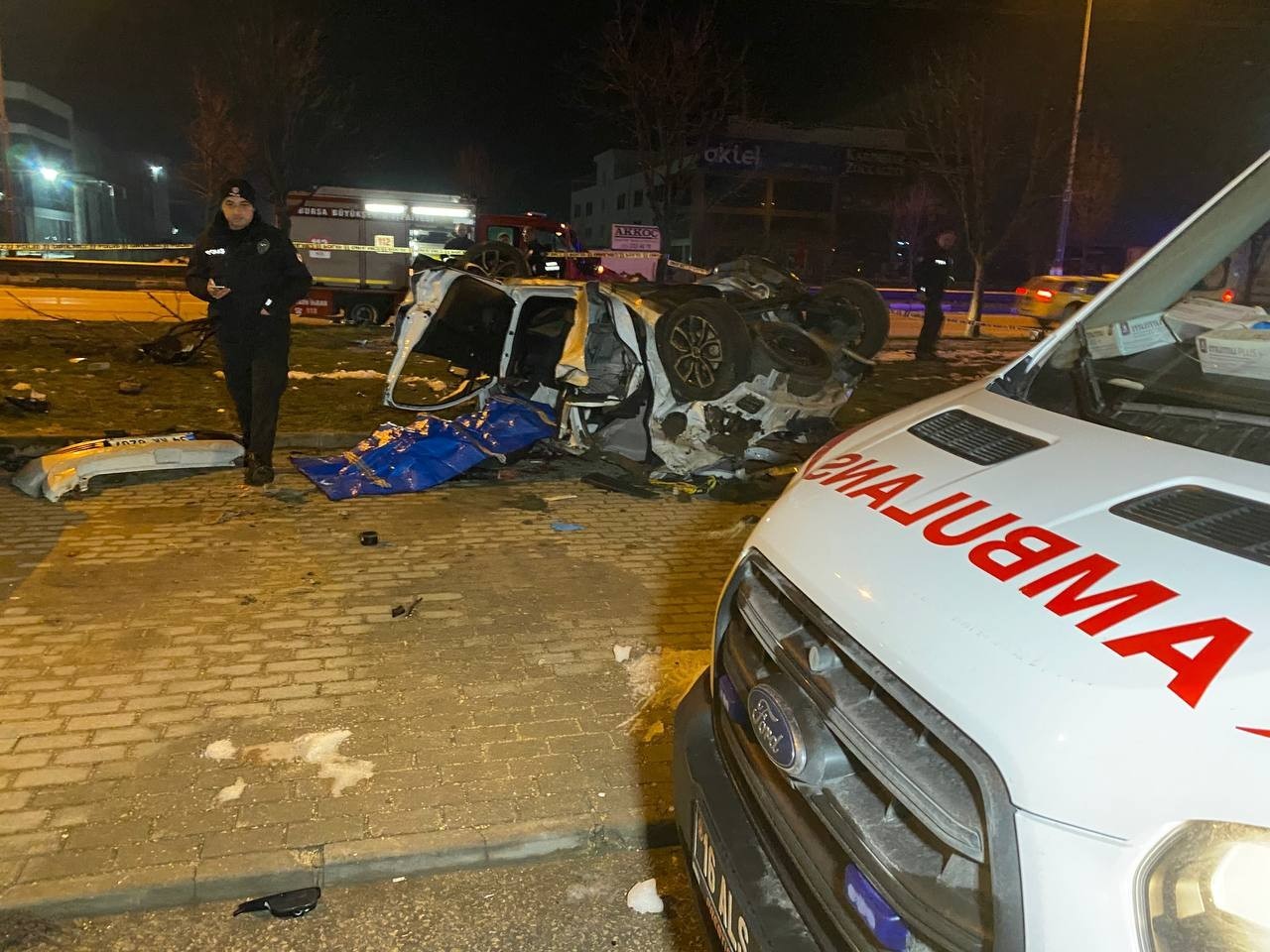 Bursa’da otomobil sürücüsünün kontrolünden çıkarak yol kenarındaki ağaçları devirdikten sonra 50 metre boyunca taklalar attı. Otomobilde bulunan ...