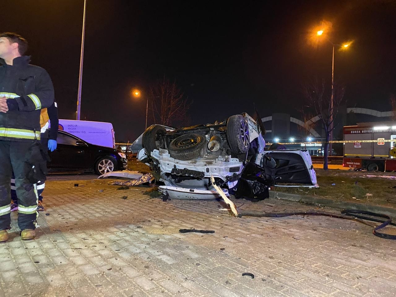 Bursa’da otomobil sürücüsünün kontrolünden çıkarak yol kenarındaki ağaçları devirdikten sonra 50 metre boyunca taklalar attı. Otomobilde bulunan ...