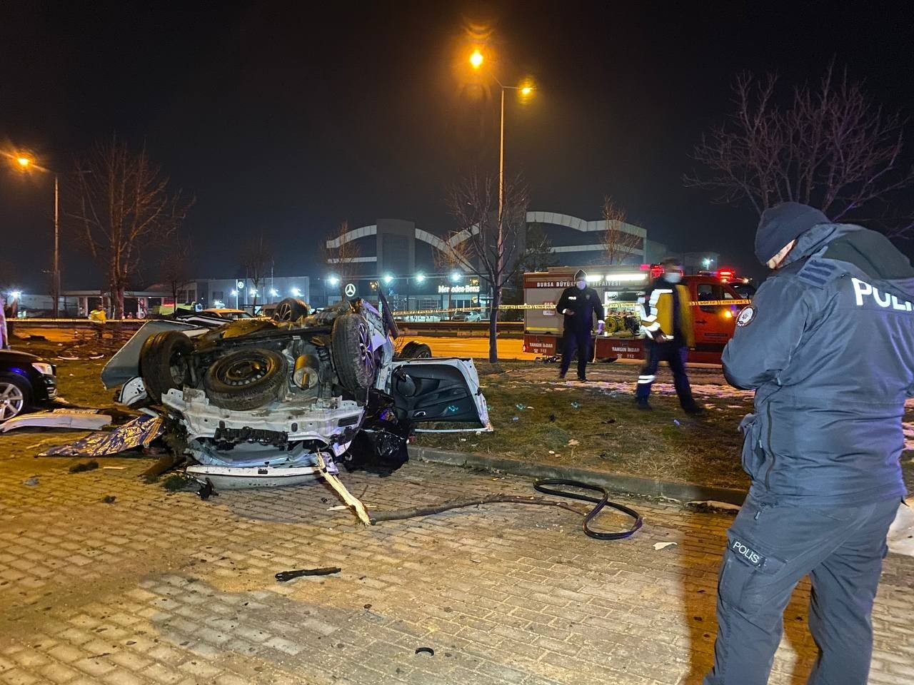 Bursa’da otomobil sürücüsünün kontrolünden çıkarak yol kenarındaki ağaçları devirdikten sonra 50 metre boyunca taklalar attı. Otomobilde bulunan ...