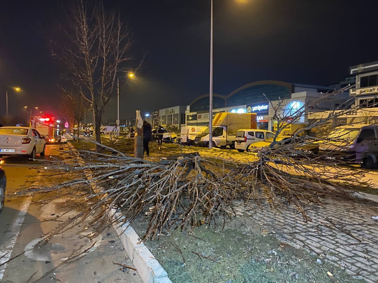 Bursa’da otomobil sürücüsünün kontrolünden çıkarak yol kenarındaki ağaçları devirdikten sonra 50 metre boyunca taklalar attı. Otomobilde bulunan ...