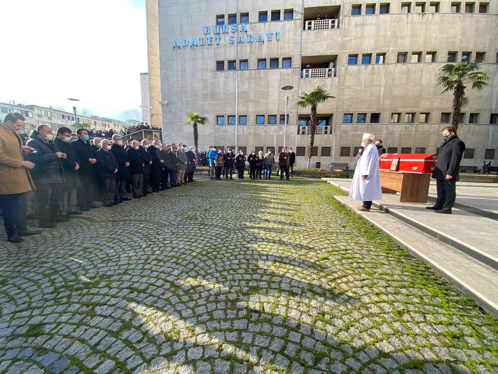 Bursa’da dün gece Bursa Adliyesi’nde görevli 25 yaşındaki kadın hakim, çocuk parkında iple asılı halde ölü bulundu. Kadın hakim bugün Bursa ...