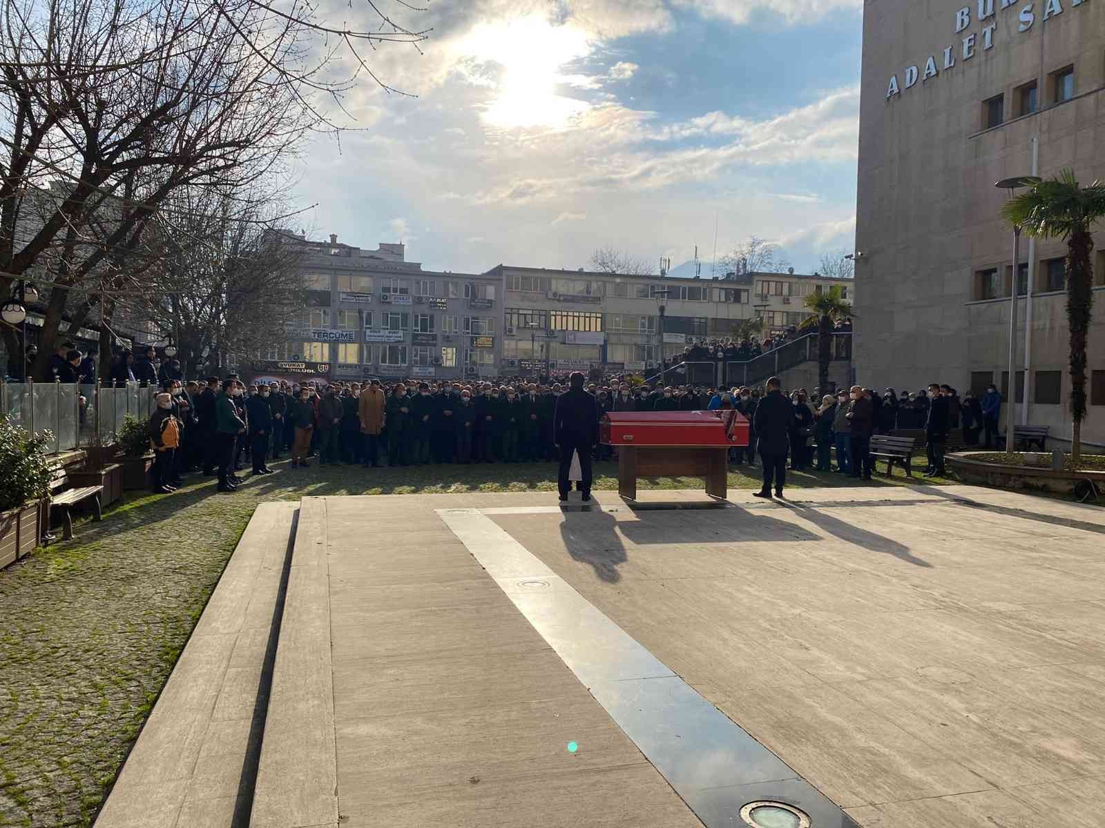 Bursa’da dün gece Bursa Adliyesi’nde görevli 25 yaşındaki kadın hakim, çocuk parkında iple asılı halde ölü bulundu. Kadın hakim bugün Bursa ...