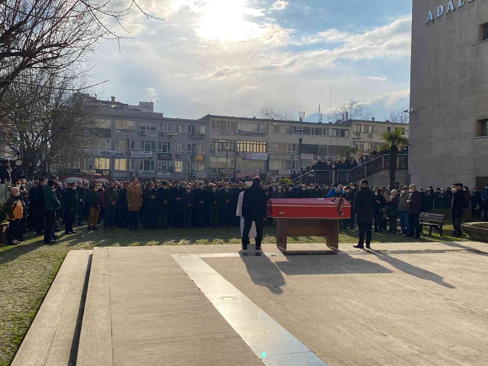 Bursa’da dün gece Bursa Adliyesi’nde görevli 25 yaşındaki kadın hakim, çocuk parkında iple asılı halde ölü bulundu. Kadın hakim bugün Bursa ...