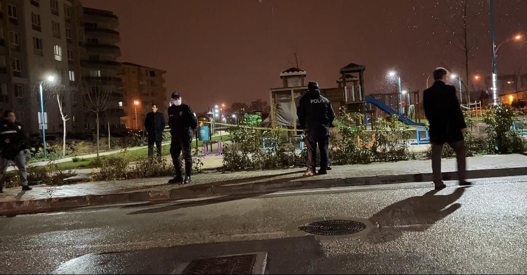 Bursa’da dün gece Bursa Adliyesi’nde görevli 25 yaşındaki kadın hakim, çocuk parkında iple asılı halde ölü bulundu. Kadın hakim bugün Bursa ...