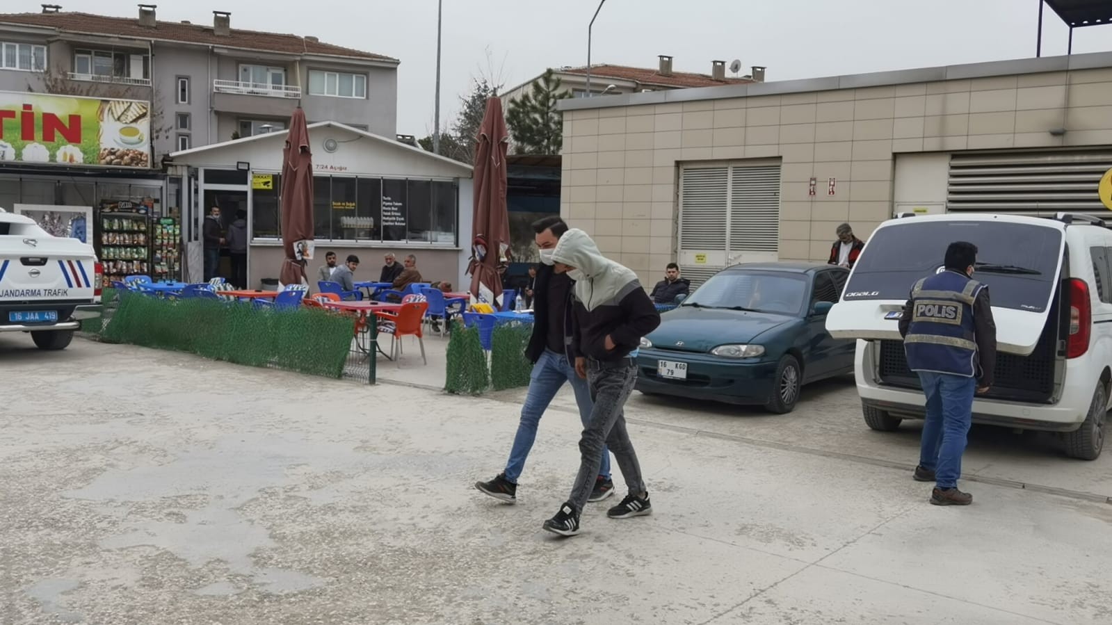 Bursa’nın İnegöl ilçesinde rastgele etrafa ateş açan şüpheliler yakalandı. Polis 3 şüpheliden 2’sini yakaladı. Şüpheliler adliyeye sevk edilirken ...