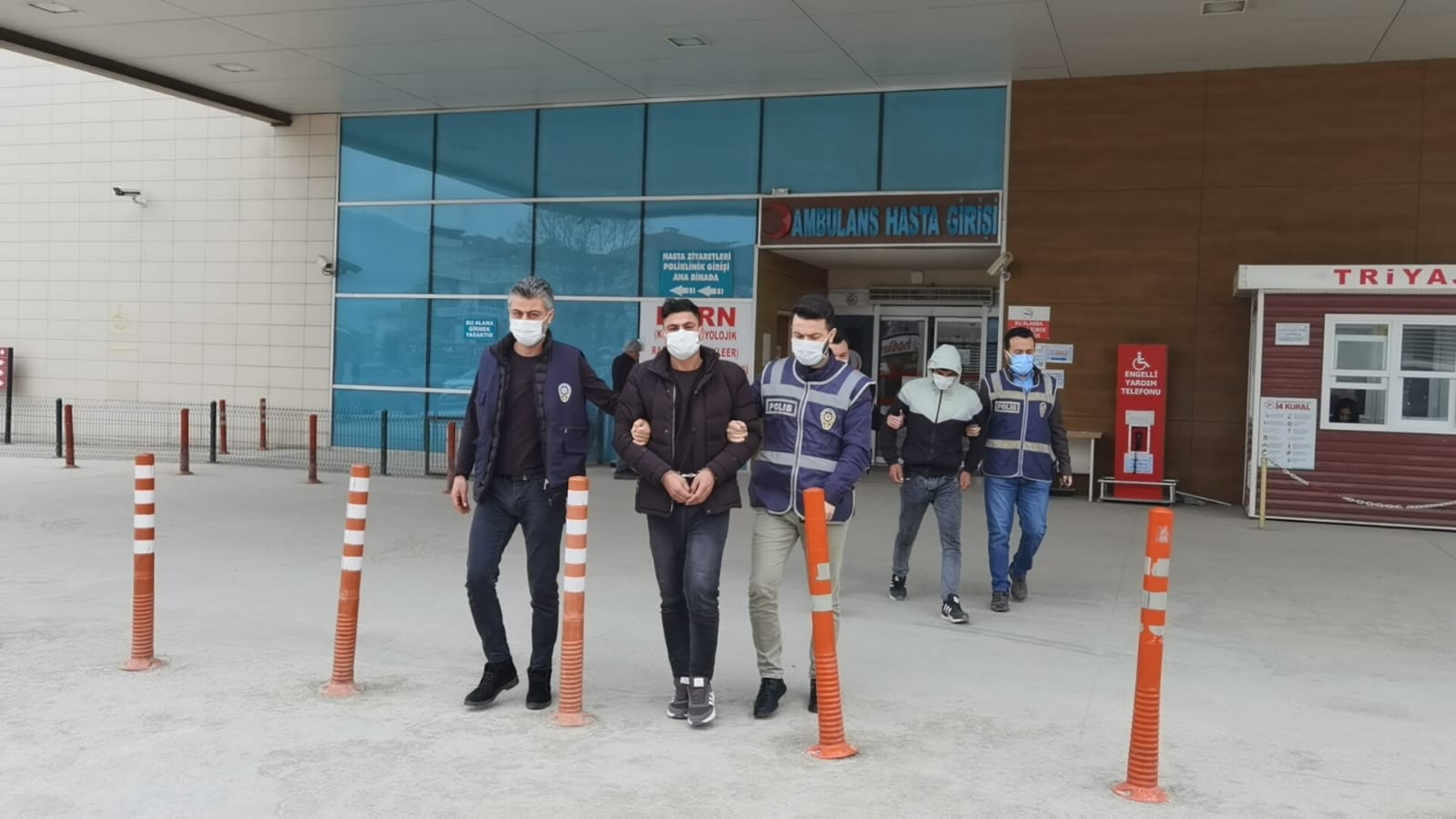 Bursa’nın İnegöl ilçesinde rastgele etrafa ateş açan şüpheliler yakalandı. Polis 3 şüpheliden 2’sini yakaladı. Şüpheliler adliyeye sevk edilirken ...