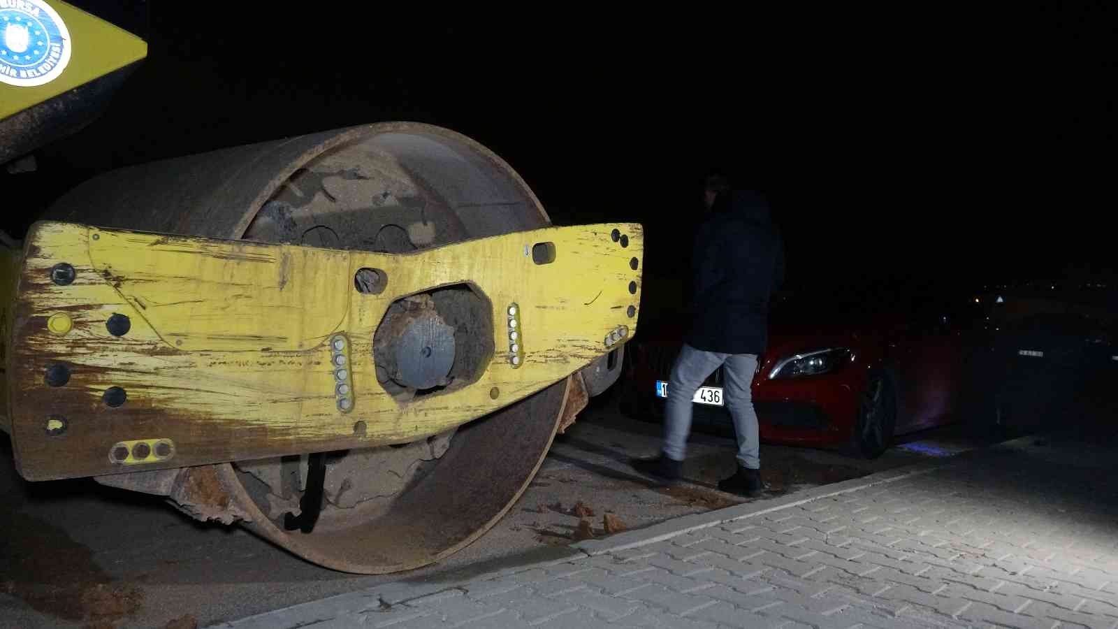 Bursa’da sokakta yürüyen 2 genç kimliği belirsiz kişi veya kişiler tarafından silahlı saldırıya uğradı. Gençlerden birinin durumunun ağır olduğu ...