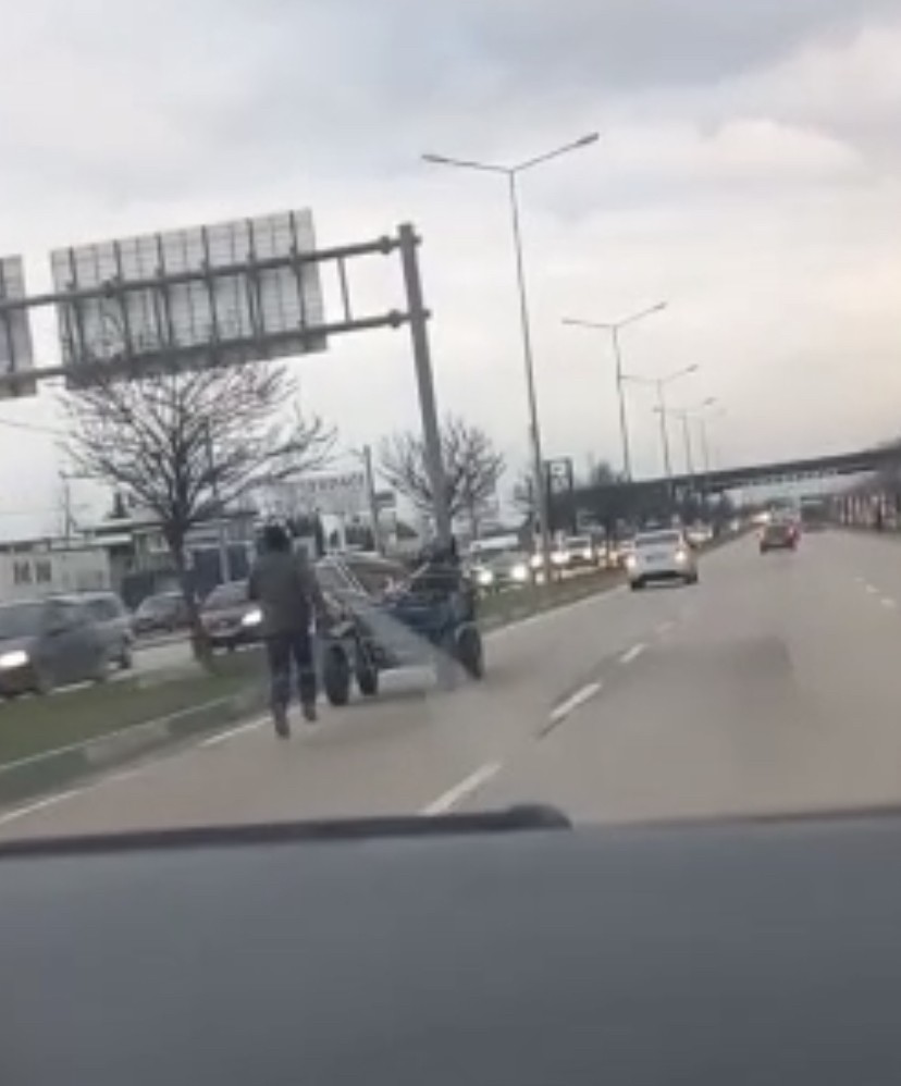 Bursa’da sahibinin elinden kaçan at, arkasına bağlı olan arabasıyla birlikte trafiği birbirine kattı. Araçların arasında ilerleyen sürücüsüz at ...