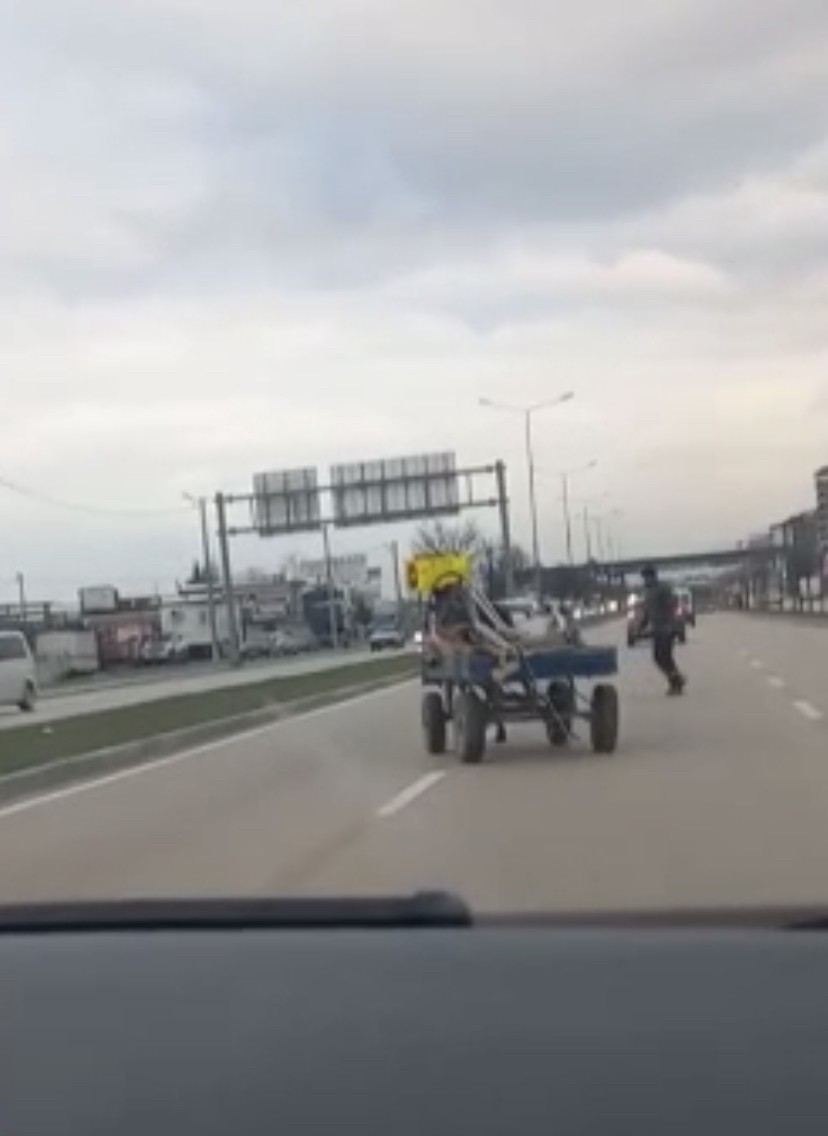 Bursa’da sahibinin elinden kaçan at, arkasına bağlı olan arabasıyla birlikte trafiği birbirine kattı. Araçların arasında ilerleyen sürücüsüz at ...