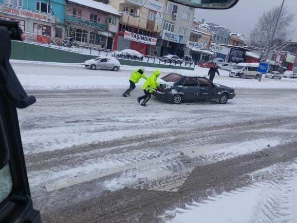 Bursa’da iki gündür yoğun ve aralıksız şekilde devam eden kar yağışında trafik polislerinin mücadelesi vatandaşlar tarafından takdir topladı. Ana ...