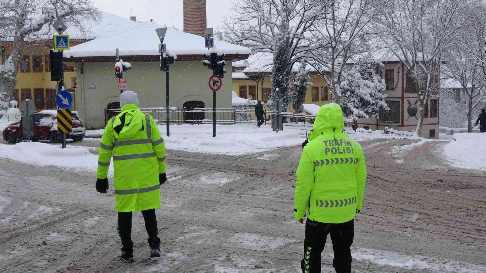 Bursa’da iki gündür yoğun ve aralıksız şekilde devam eden kar yağışında trafik polislerinin mücadelesi vatandaşlar tarafından takdir topladı. Ana ...