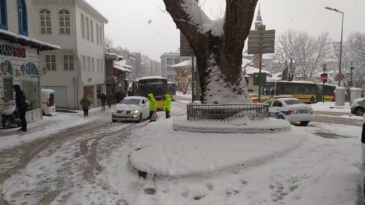 Bursa’da iki gündür yoğun ve aralıksız şekilde devam eden kar yağışında trafik polislerinin mücadelesi vatandaşlar tarafından takdir topladı. Ana ...