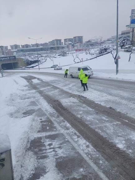 Bursa’da iki gündür yoğun ve aralıksız şekilde devam eden kar yağışında trafik polislerinin mücadelesi vatandaşlar tarafından takdir topladı. Ana ...