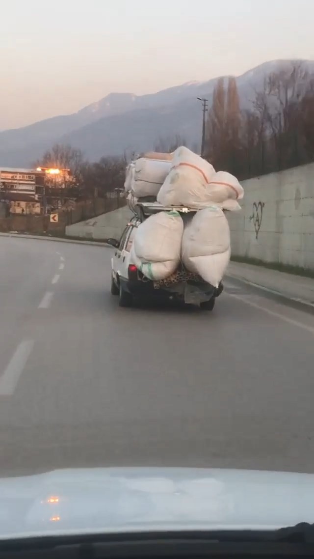 Bursa’da trafikteki diğer insanların canını tehlikeye atarak at arabası ve otomobilde tonlarca yük taşıdılar. Tehlikeli taşımacılık merkez ...