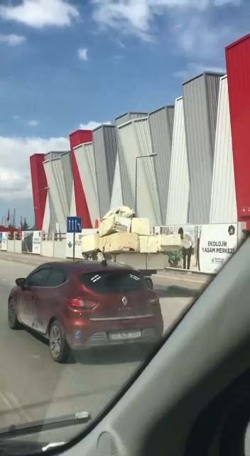 Bursa’da trafikteki diğer insanların canını tehlikeye atarak at arabası ve otomobilde tonlarca yük taşıdılar. Tehlikeli taşımacılık merkez ...