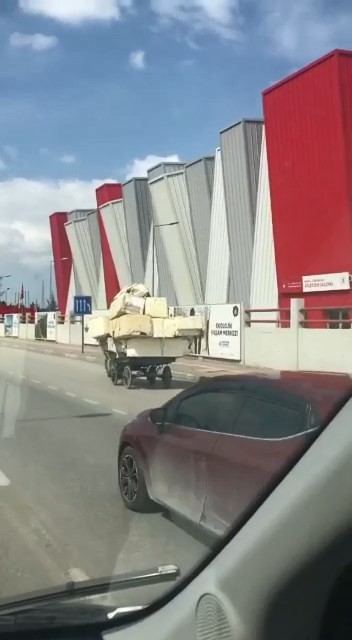 Bursa’da trafikteki diğer insanların canını tehlikeye atarak at arabası ve otomobilde tonlarca yük taşıdılar. Tehlikeli taşımacılık merkez ...