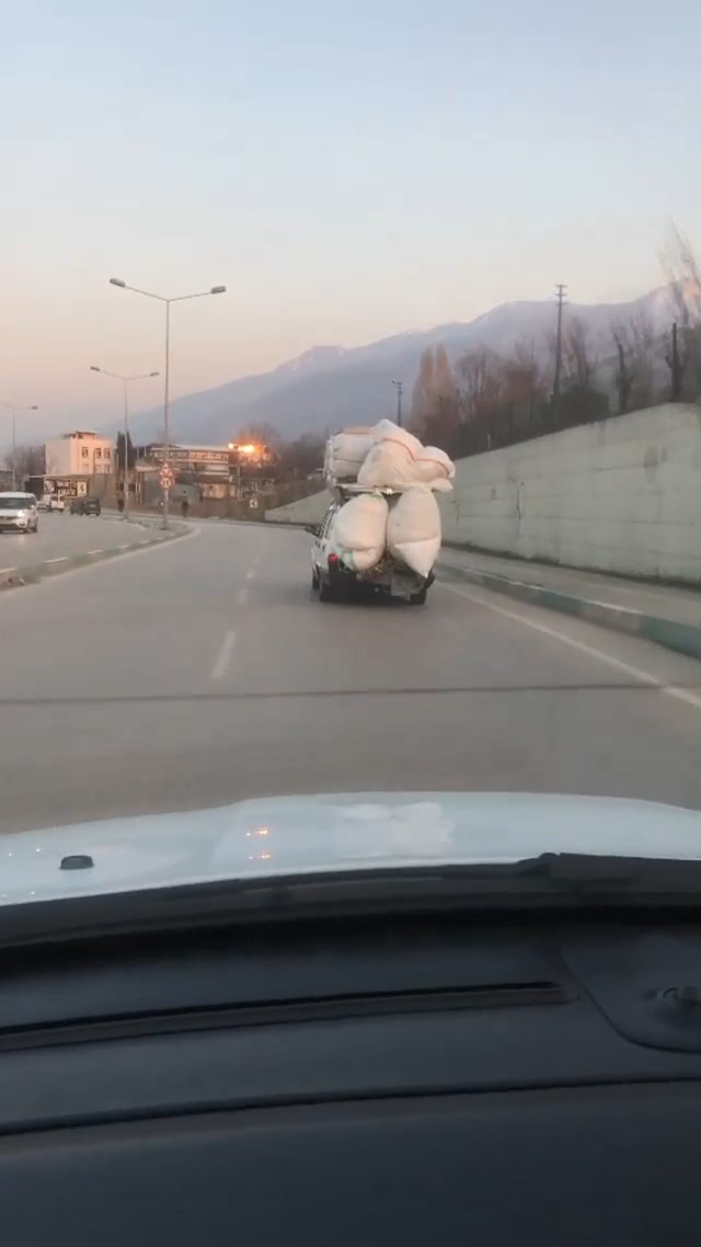 Bursa’da trafikteki diğer insanların canını tehlikeye atarak at arabası ve otomobilde tonlarca yük taşıdılar. Tehlikeli taşımacılık merkez ...