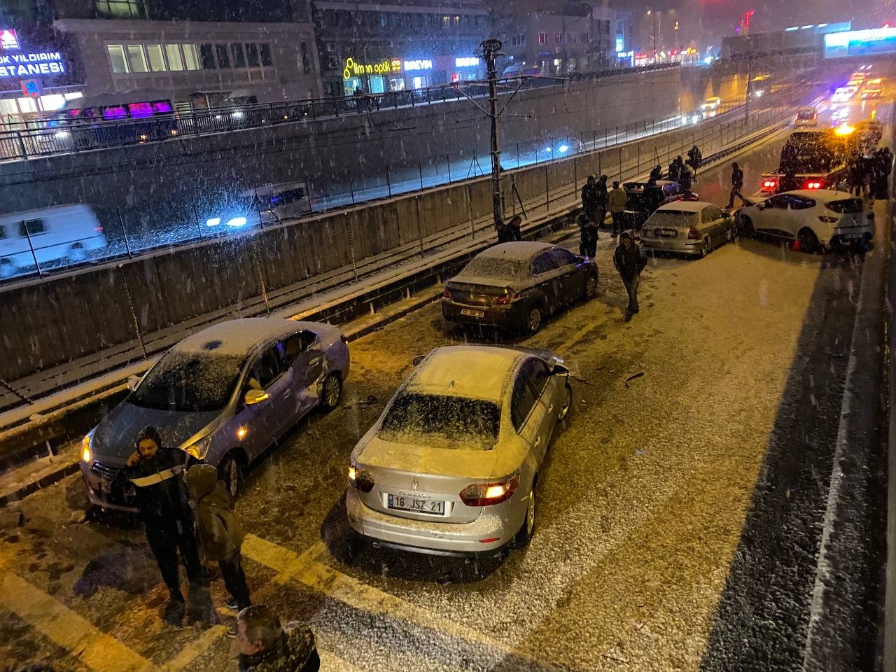 Bursa’da kar yağışı nedeniyle kayganlaşan yolda kontrolden çıkan 11 araç kayarak birbirine girdi. Zincirleme kazada 2 kişi yaralandı. Ana yol ise ...