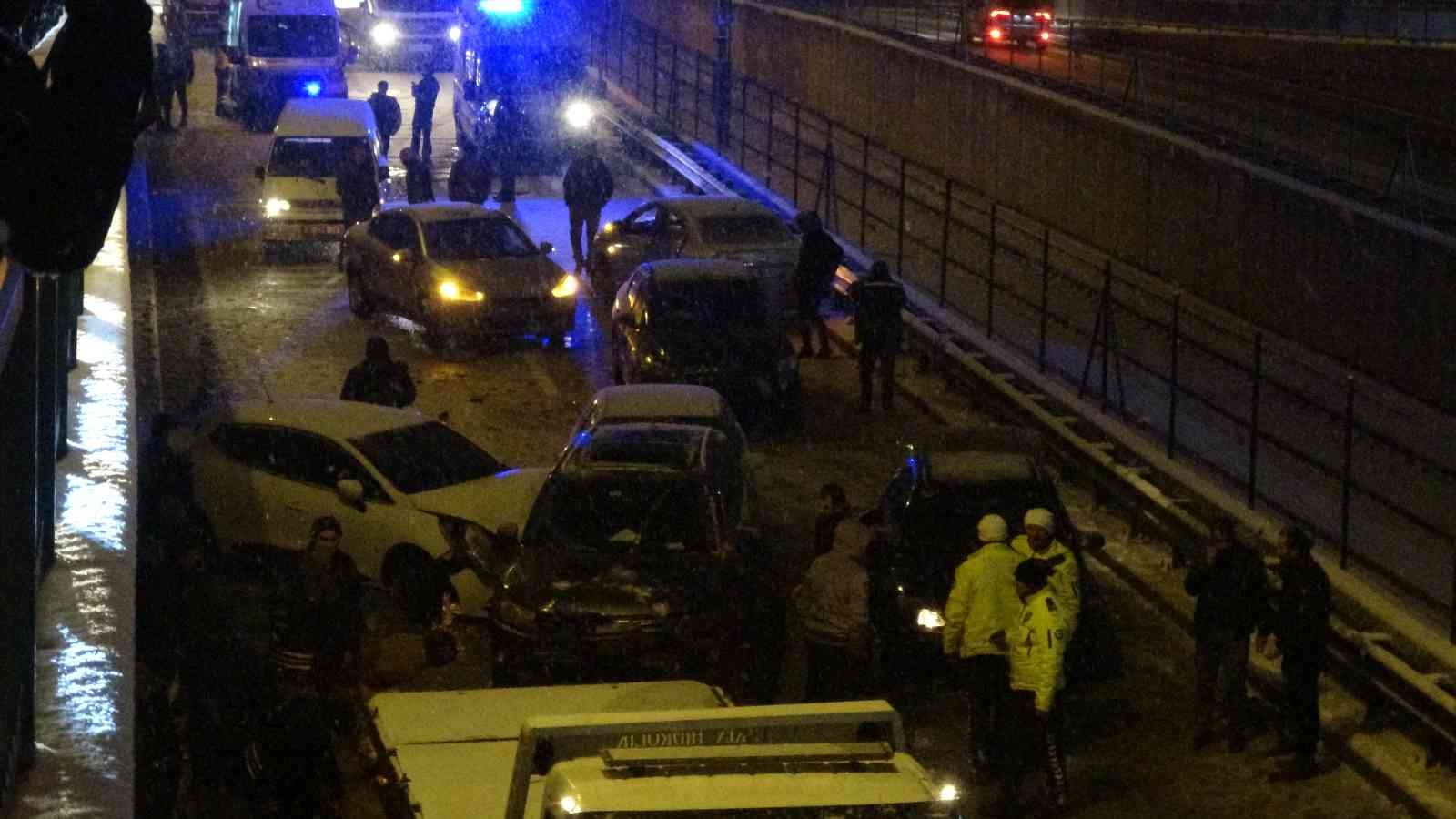 Bursa’da kar yağışı nedeniyle kayganlaşan yolda kontrolden çıkan 11 araç kayarak birbirine girdi. Zincirleme kazada 2 kişi yaralandı. Ana yol ise ...